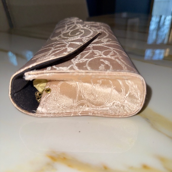 VINTAGE SOFT PINK FABRIC SCROLL PATERN PURSE WITH GOLD CHAIN - Picture 10 of 13